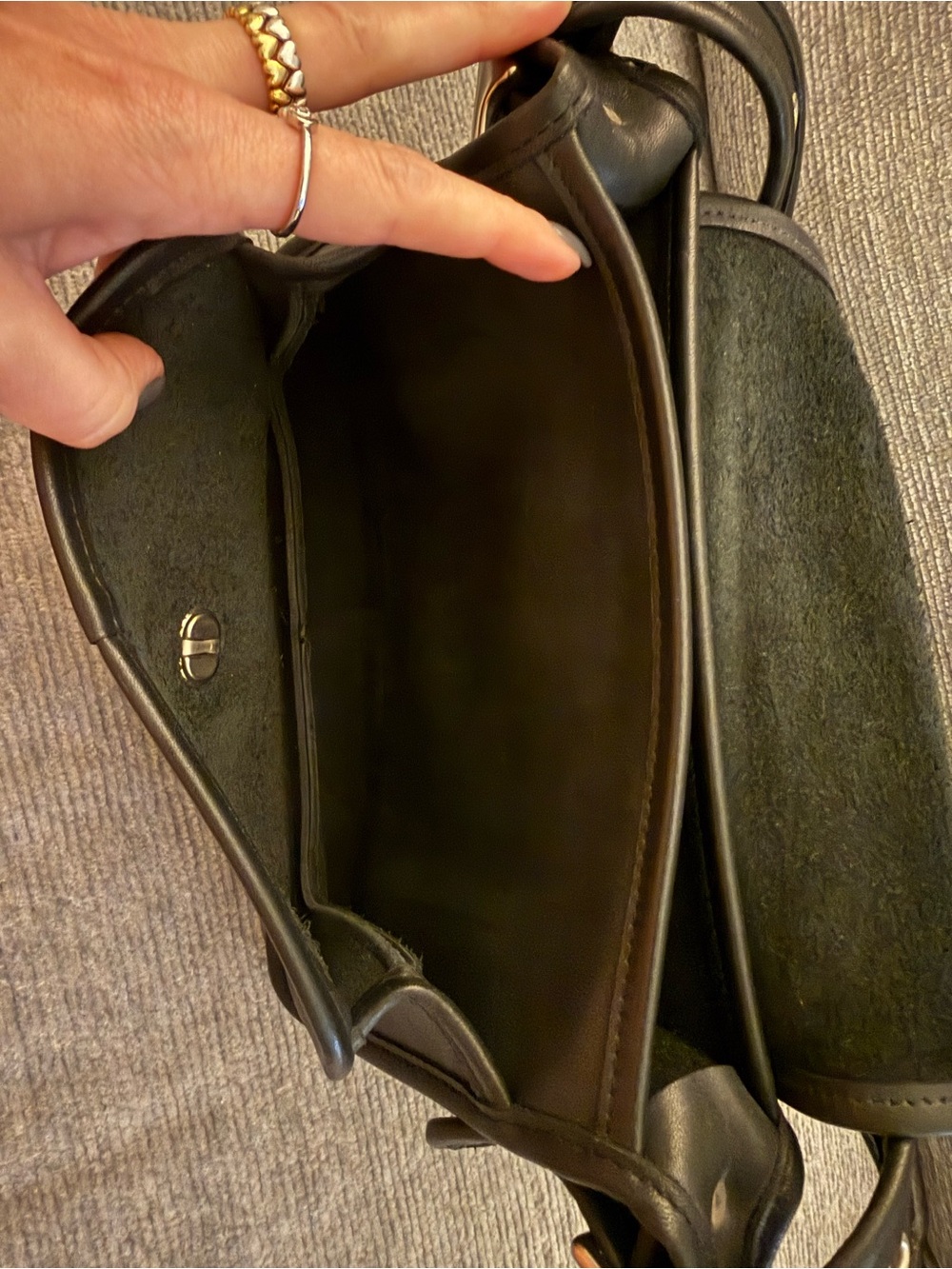 Vintage Coach Rambler Black Leather Messenger Bag with Turn-Lock Closure - Picture 4 of 16